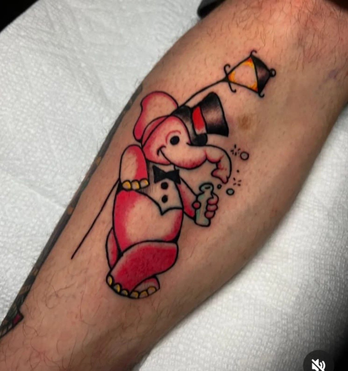 Tatuaje de elefante tradicional con sombrero