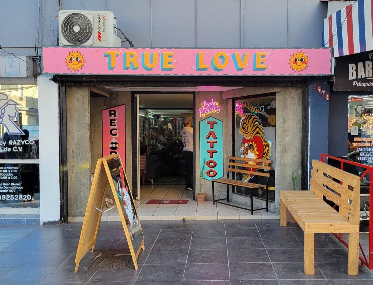 Fachada rosa de True Love Tattoo