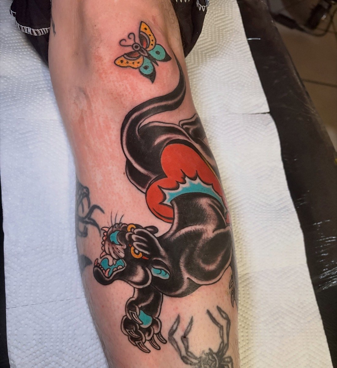 Tatuaje de pantera con mariposa