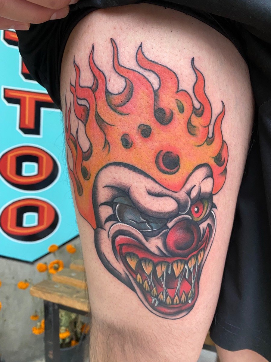 Tatuaje de payaso con fuego
