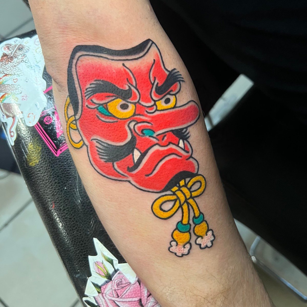 Tatuaje de máscara tengu roja
